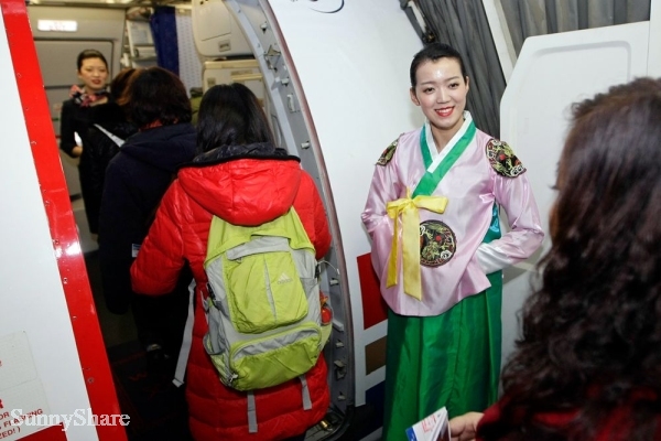 无锡—首尔成功首航 空姐身着韩服迎送旅客